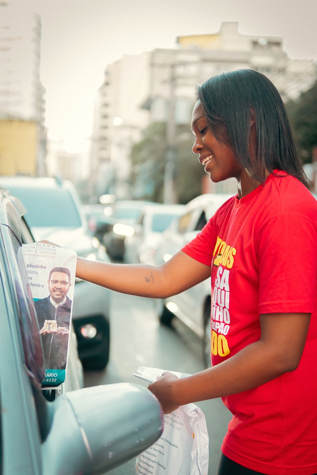 Divulgação fixada no retrovisor do carro