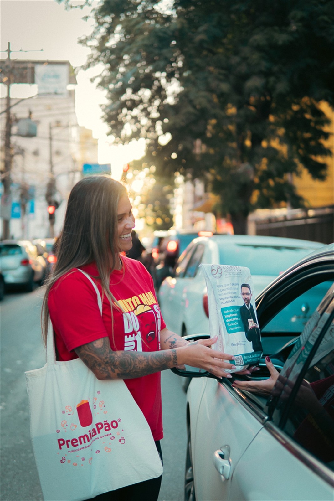 Blitz ao entardecer, entregando saquinho em carro