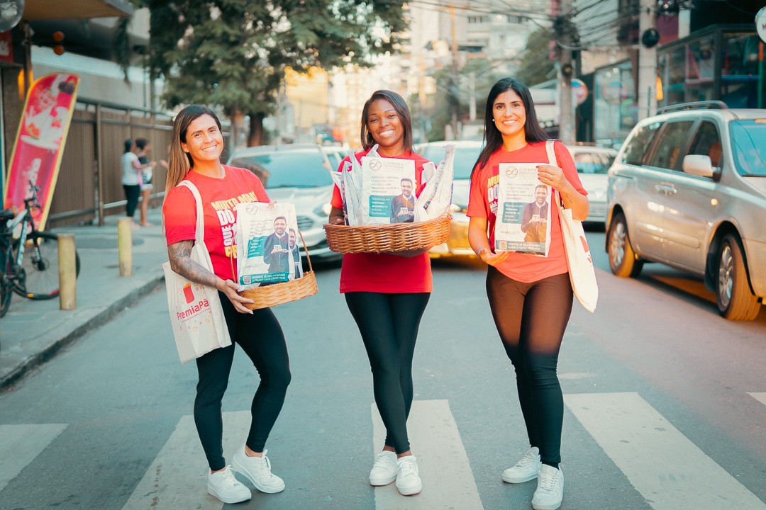 Promotoras distribuindo saquinhos na rua