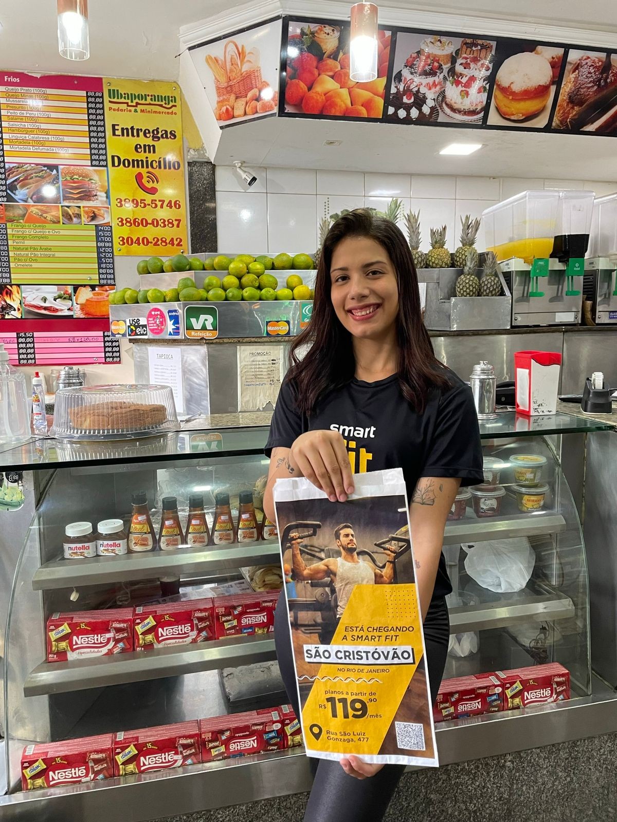 Promotora no balcão da padaria